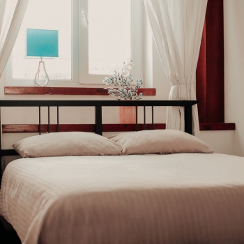 1500 руб. 2х местный (одна двухспальная кровать) с душевой комнатой и телевизором - Кафе Привал п. Белоярский